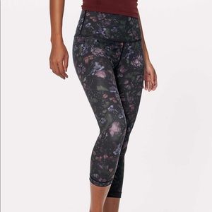 Lululemon 🍋 Wunder Under Crop (Hi-Rise) (Full-On Luxtreme 21") size 10